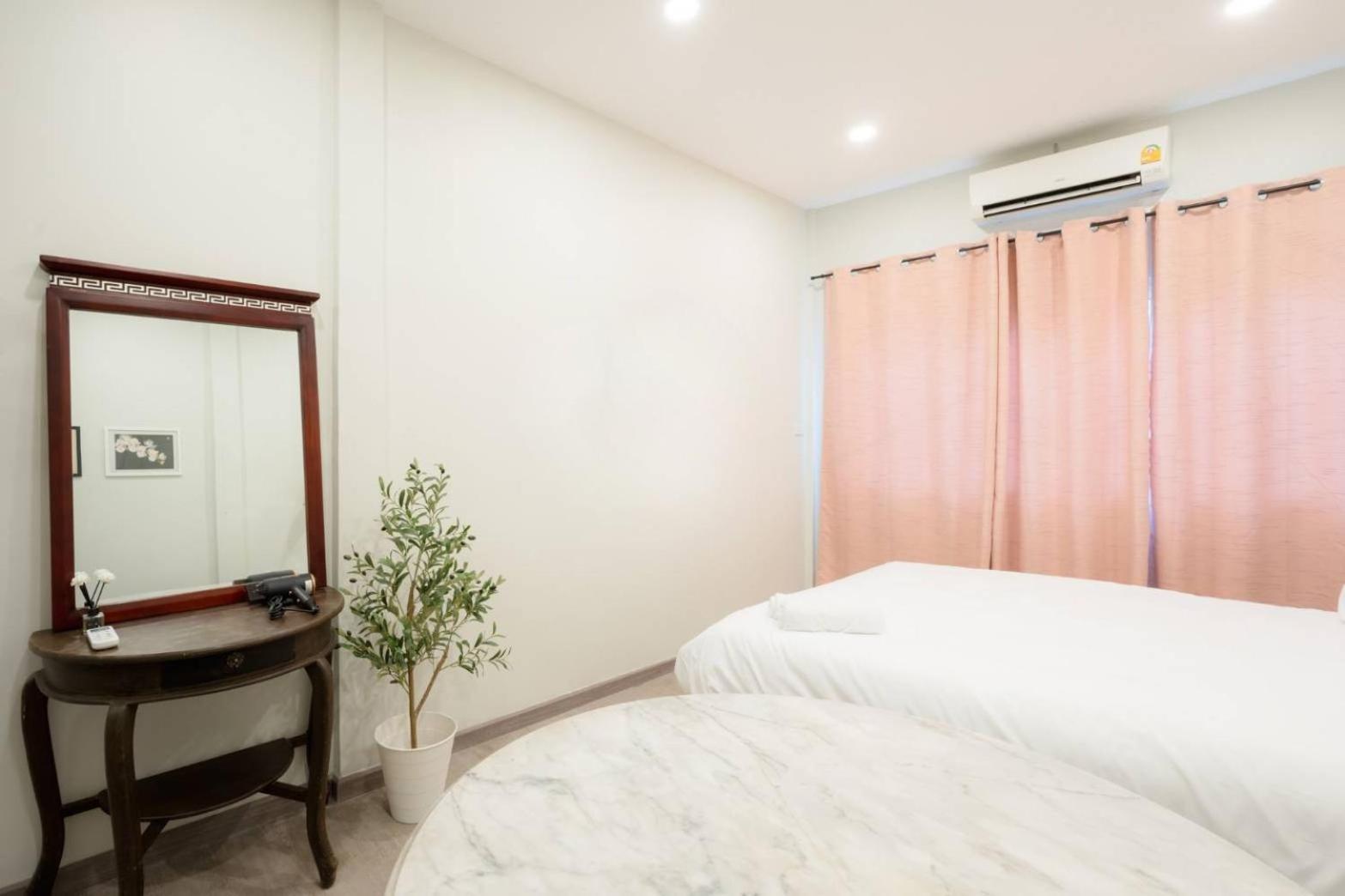Hidden Dragon V Yaowarat Road Apartment Bangkok Bagian luar foto